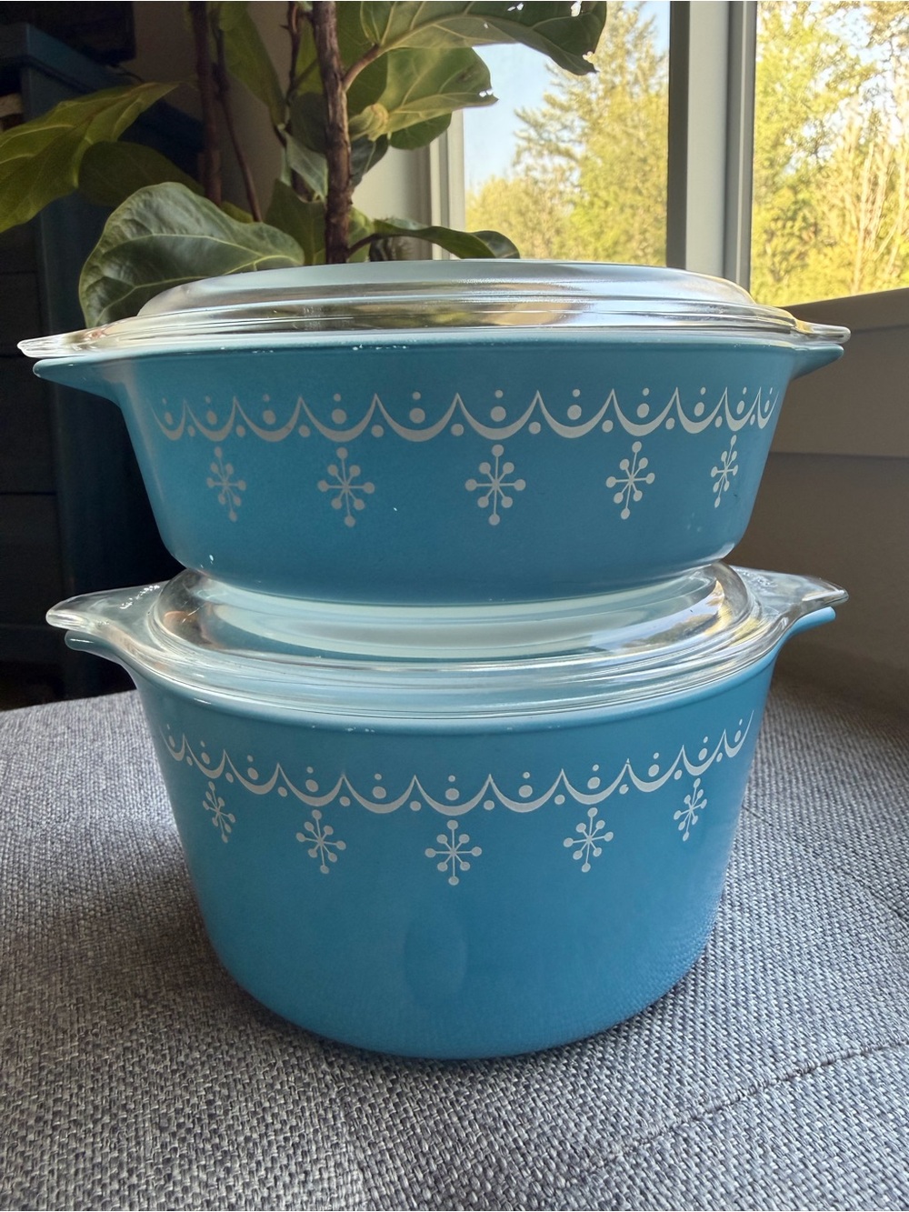 Pyrex Blue Snowflake garland 471, 473 Pattern Set with Glass Lids